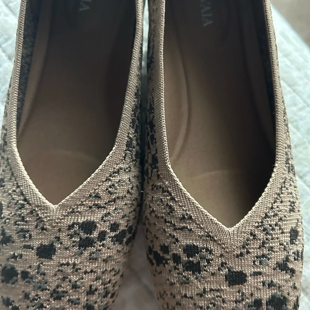 Tan and Black Intricate Lace Flats with Rounded Toe